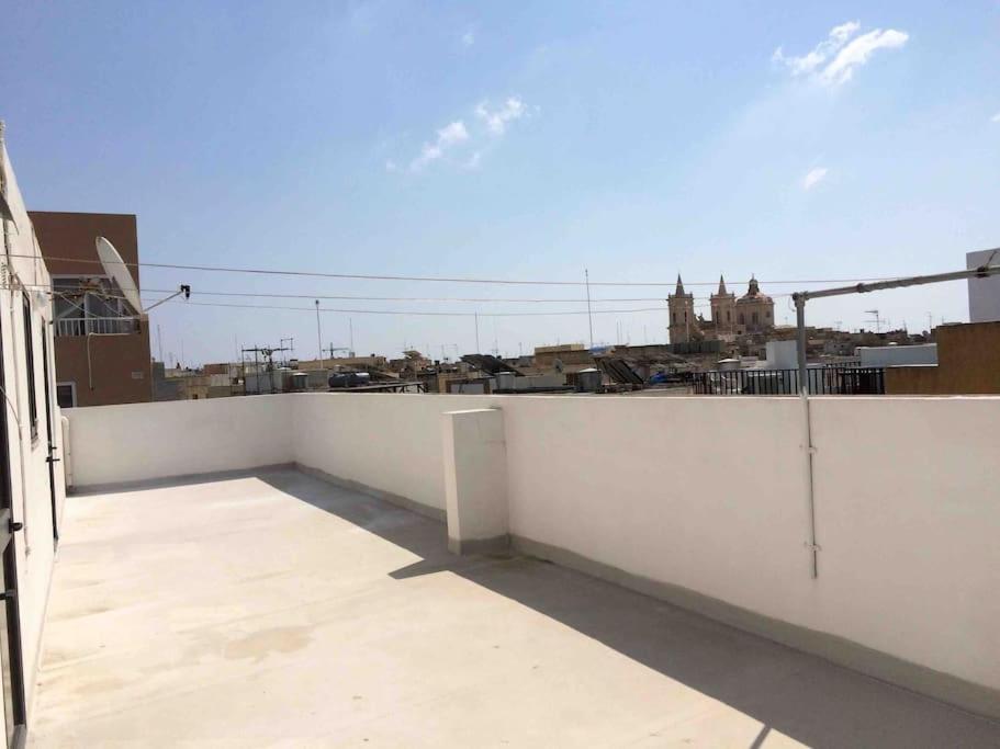 May Flower: Modern Flat Close To Airport/Bus Stops Tarxien Exterior photo